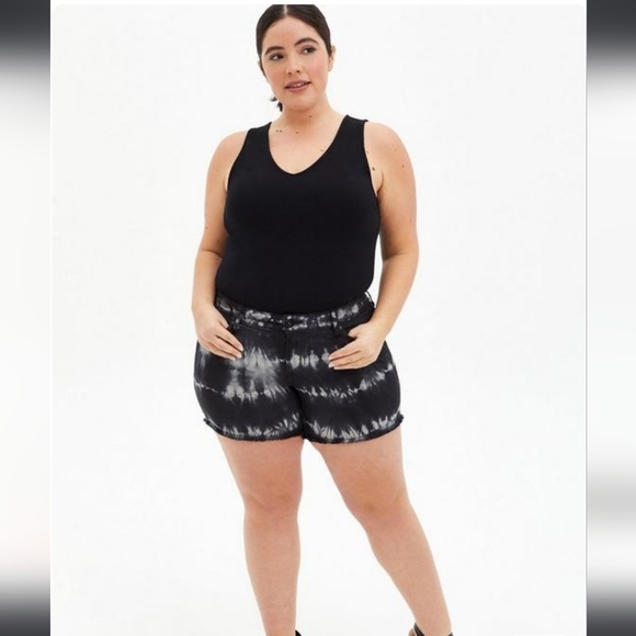 Black and white tie dye Torrid jean shorts size 18! Excellent condition! - Picture 1 of 13